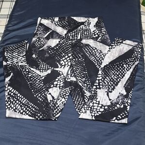Lululemon Black and White Patterned Leggings Size 6